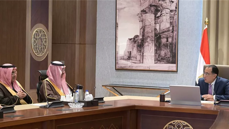 وزير الصناعة والثروة المعدنية السعودي يبحث مع رئيس الوزراء تعزيز التكامل الصناعي بين البلدين