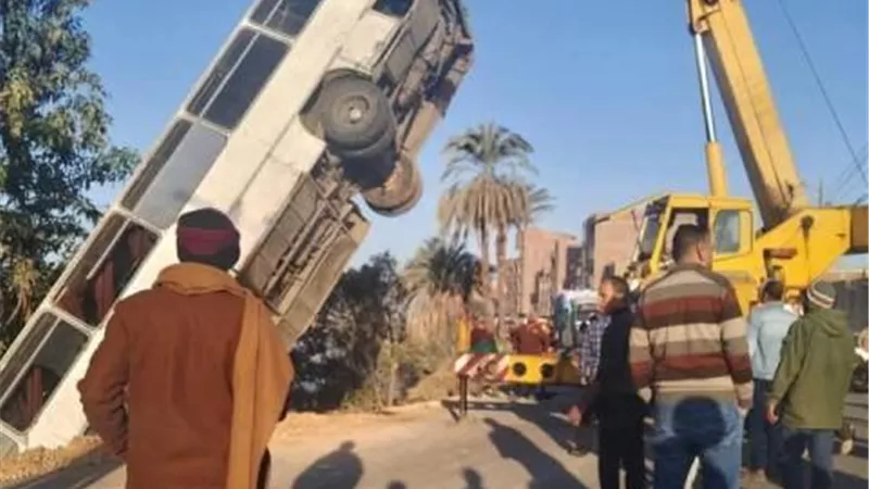 شهود عيان يروون تفاصيل حادث انقلاب أتوبيس بعمال مصنع سكر جرجا