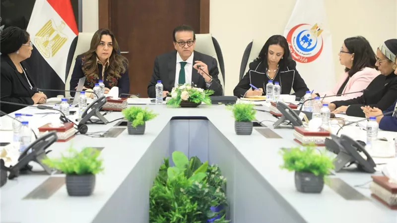 وزير الصحة يعقد اجتماعاً موسعاً لمتابعة تنفيذ محور التمكين الاقتصادي للمرأة