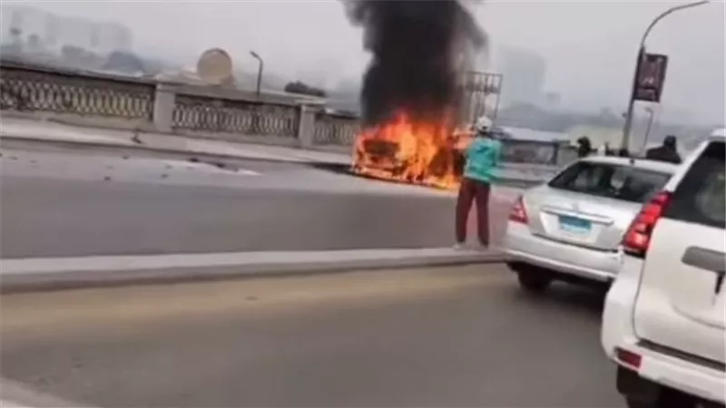 اندلاع حريق في سيارة على طريق كورنيش المعادي