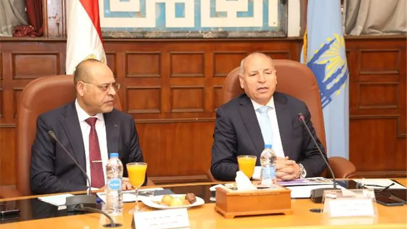 بحث سبل التعاون بين محافظة القاهرة ووزارة العمل فى التدريب والصحة