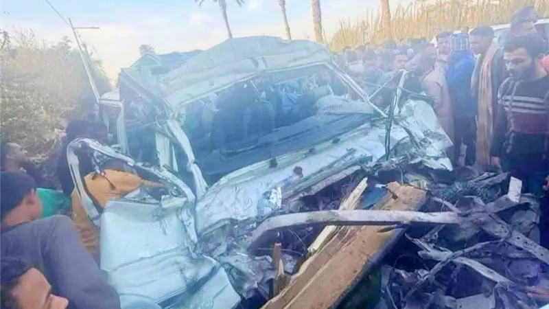 مصرع وإصابة ١٥ في حادث تصادم سيارتين بطريق القوصية أسيوط الزراعي