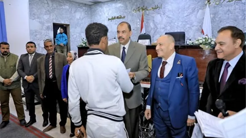 محافظ سوهاج يسلم 77 قطعة أرض بالظهير الصحراوي لقرية الكولة باخميم
