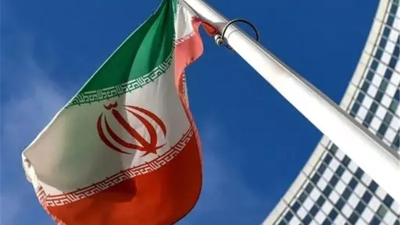 إيران تدعو للحفاظ على المؤسسات السورية 
