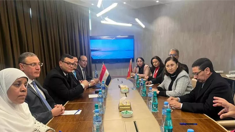وزير الإسكان يلتقى نظيرته التونسية ويبحث التعاون بين الوزارتين
