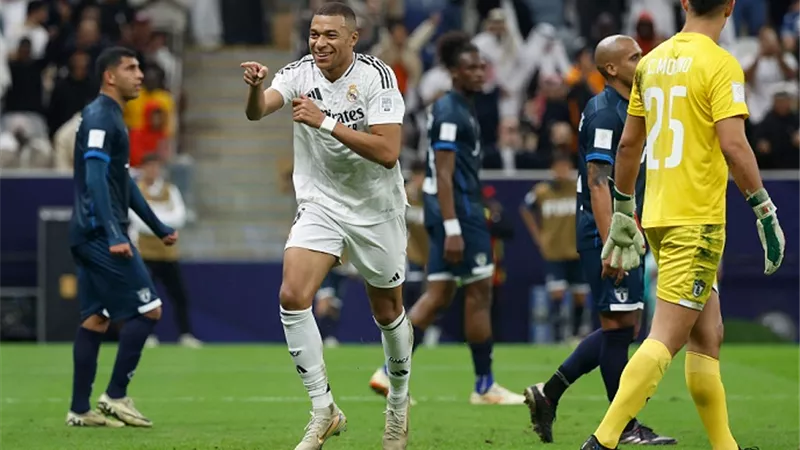 ريال مدريد يُنهي الشوط الأول متقدمًا بهدف على باتشوكا المكسيكي