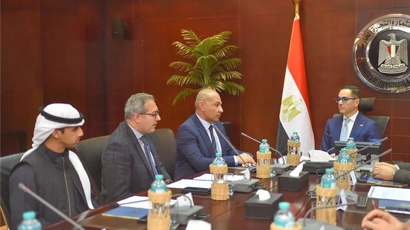 وزير الاستثمار يلتقي وفد شركة الصناعات الورقية لاستعراض تطورات إعادة التدوير