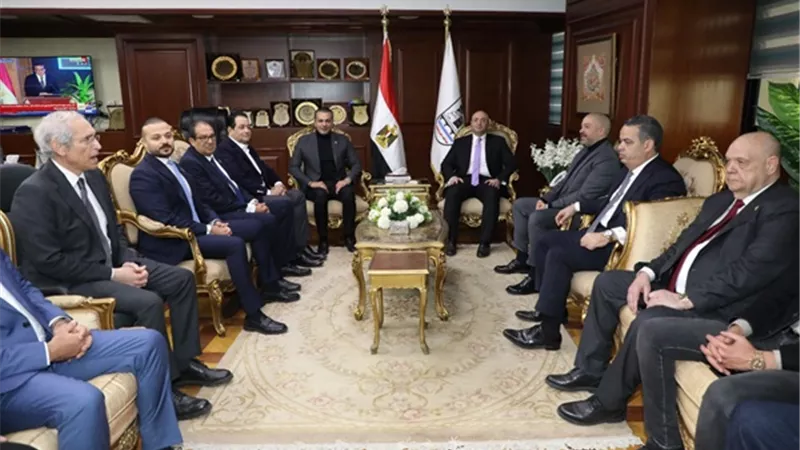 محافظ بني سويف يستقبل بمكتبه قيادات 