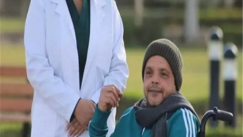 محمد هنيدي.. الجمهور يشعر بالقلق بعد ظهوره على كرسي متحرك