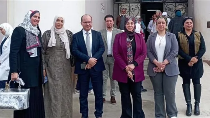 تفاصيل زيارة رئيس قطاع الصحة بالقاهرة لمستشفى مدينة الشروق.. صور