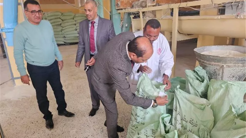 وكيل تموين الأقصر يتفقد جودة الدقيق