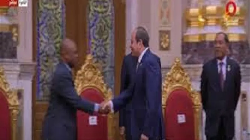 السيسي يستقبل القادة المشاركين بقمة منظمة الدول الثماني النامية للتعاون الاقتصادي
