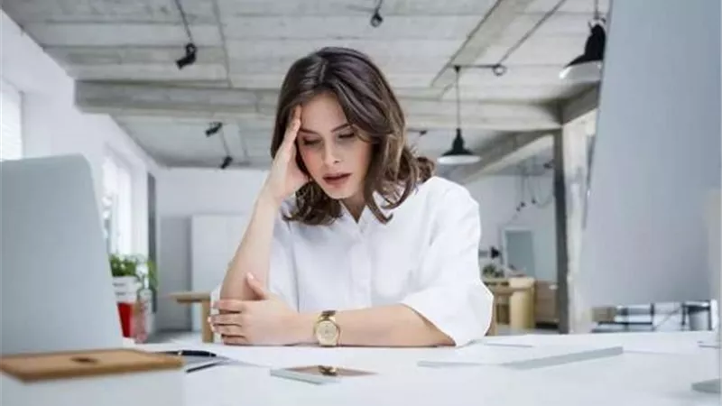 وضعية جلوس خطرة على الصحة .. تعرف عليها