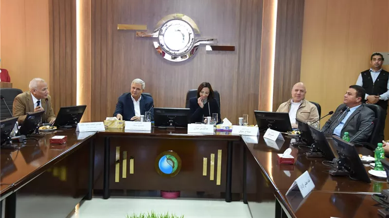 محافظ البحيرة تشهد عرضًا عن تطورات منظومة المياه والصرف الصحى