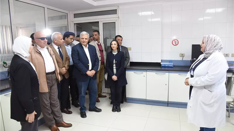 محافظ البحيرة يتفقد المعمل المركزي لشركة مياه الشرب بالمحافظة
