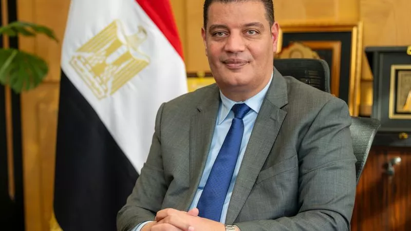 رئيس الوزراء يصدر قرارًا بتعيين أيمن عبد الموجود وكيلا دائما لوزارة التضامن