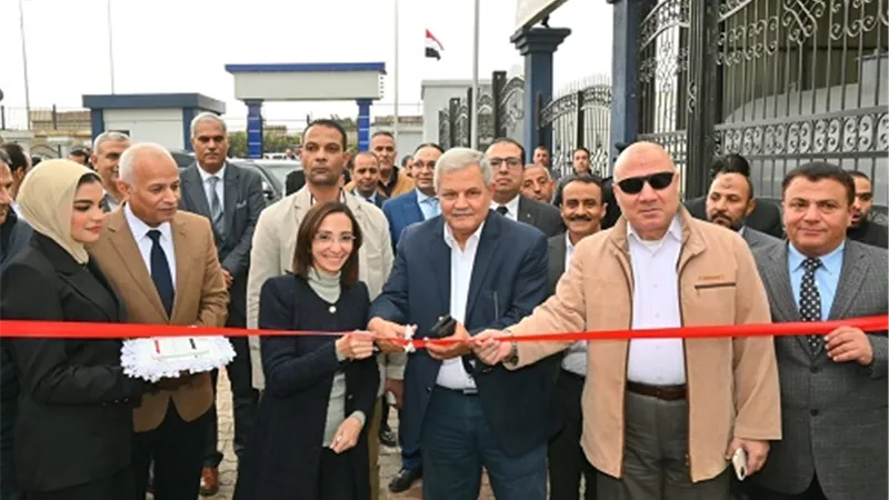 محافظ البحيرة ورئيس القابضة للمياه يفتتحان مركز خدمة العملاء