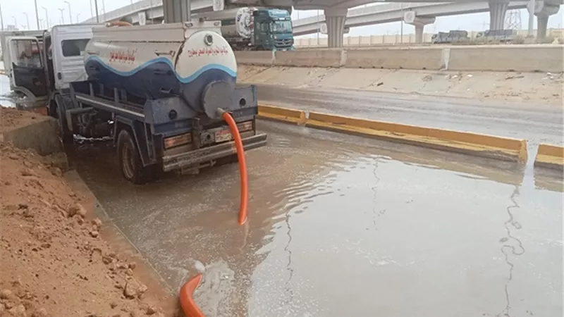 مياه مطروح تكثف اعمال رفع تراكمات مياه الأمطار بالطريق الساحلي
