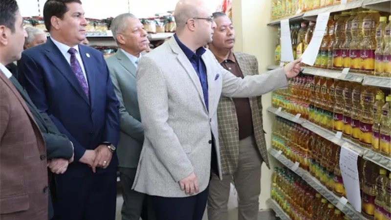 محافظ بني سويف يتفقد توافر السلع الأساسية بأهناسيا