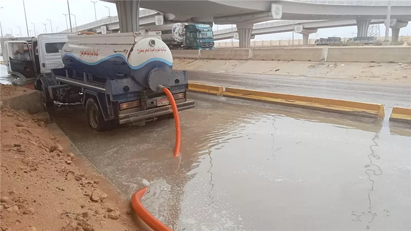 مياه مطروح تكثف اعمال رفع تراكمات مياه الأمطار بالطريق الساحلي