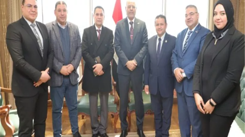وزير العمل يبحث مع 