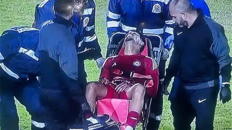 سقوط مفاجىء للاعب حرس الحدود في مباراة المصري بالدوري