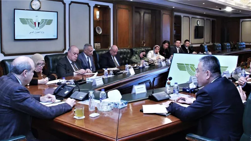 الحفني يبحث مع مسئولي شركة (CCCC) الصينية تطوير عدد من المطارات