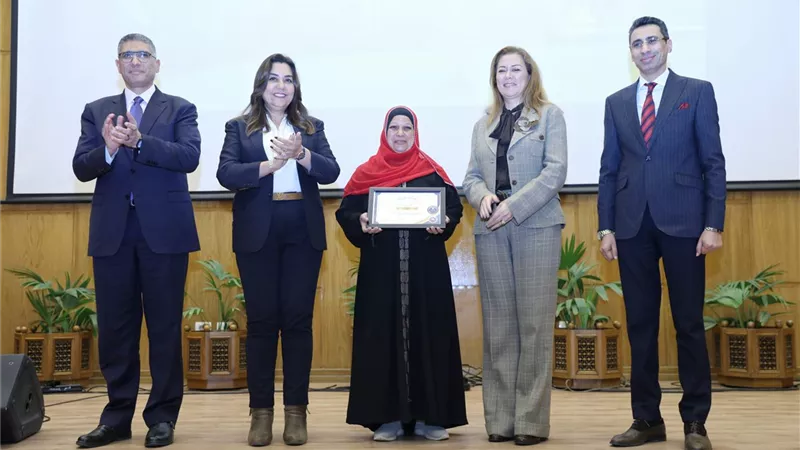 وزيرة التنمية المحلية تكرم العاملين المتميزين بمركز سقارة