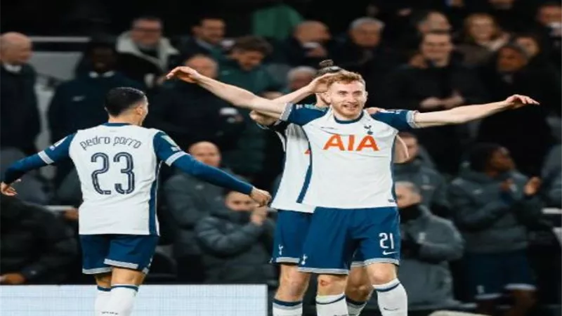 توتنهام يطيح بمانشستر يونايتد خارج كأس كاراباو برباعية مثيرة