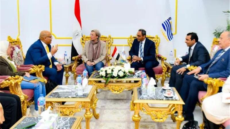 وزيرة البيئة ومحافظ قنا يبحثان عدد من الملفات البيئية
