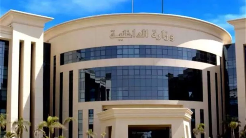 ضبط كهربائى ادعى إصلاح العدادات وتخفيض الإستهلاك