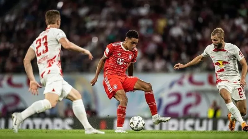 شاهد .. بايرن ميونخ يفتتح التسجيل ولايبزيج يرد سريعا