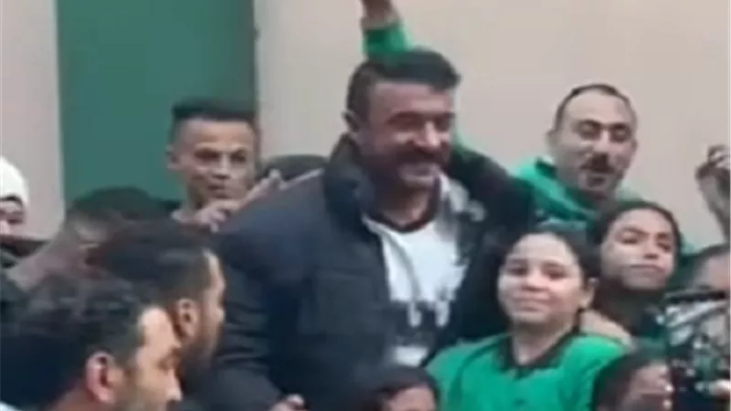 الجمهور يلتف حول أحمد العوضي فى بولاق خلال تصوير 