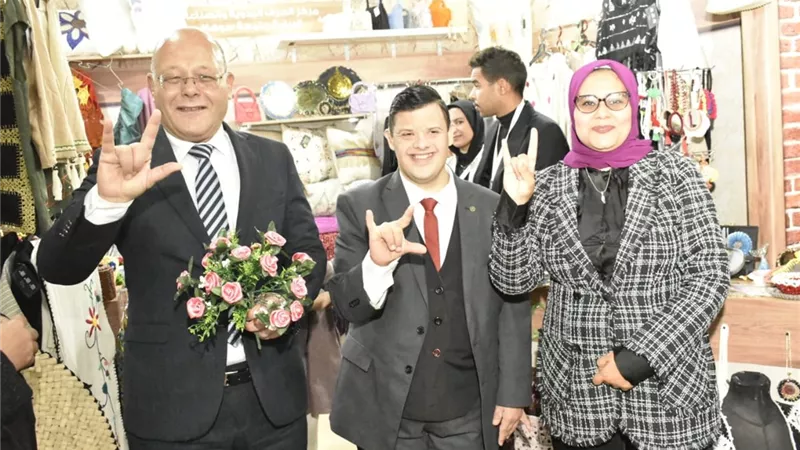 النعماني يتفقد جناح جامعة سوهاج بمعرض تراثنا
