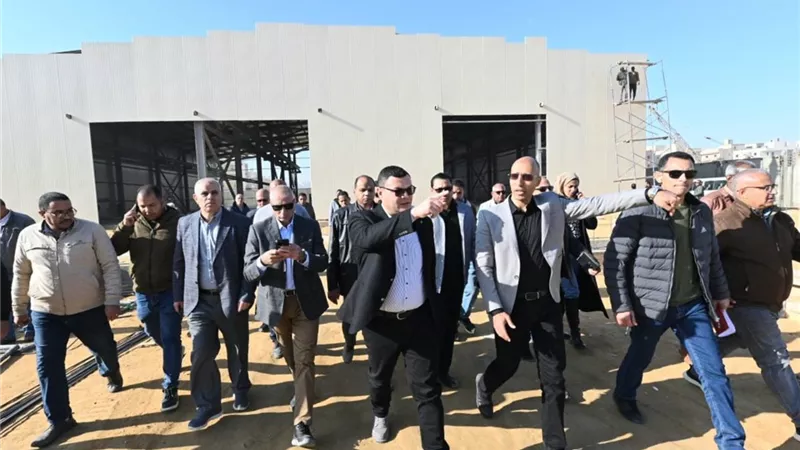 وزير الإسكان يتفقد أعمال تطوير الطريق الحدائقى بمنطقة الأندلس