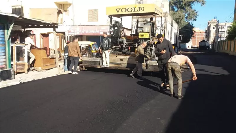 رئيس المدينة يتابع اعمال الرصف الجاري تنفيذها بشوارع كفر الشيخ