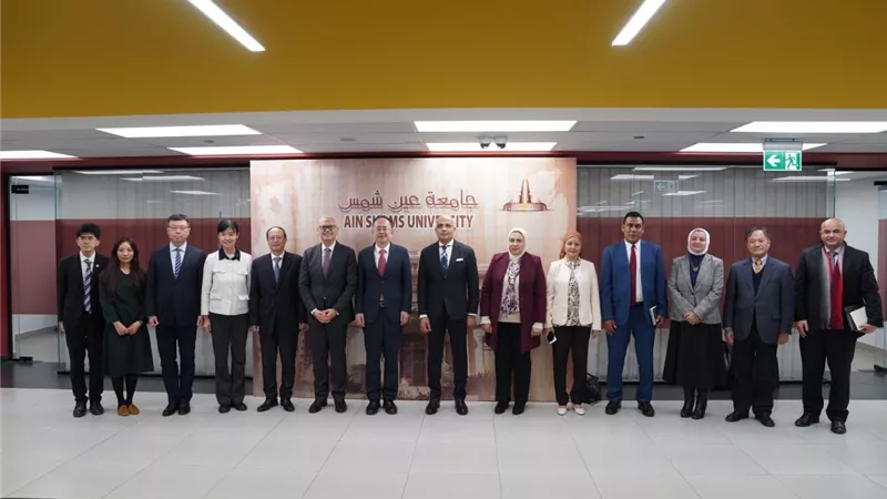 رئيس جامعة عبن شمس يستقبل وفدًا من جامعة الدراسات الأجنبية ببكين