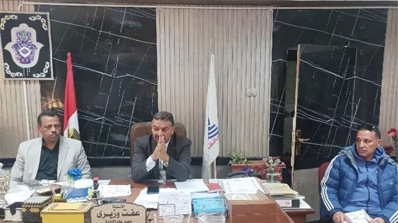 مدير عام تعليمية نجع حمادي يعقد اجتماعا مهما بمديري المدارس