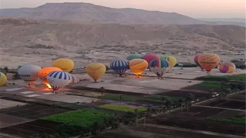 ١٨٠٠ سائح على متن ٨٠ رحلة بالون بالأقصر