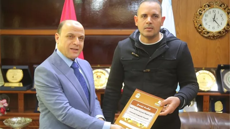 محافظ كفرالشيخ يُسلّم عقود تقنين أراضي أملاك دولة للمواطنين