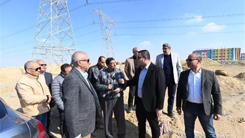 وزير الإسكان يتفقد محاور الطرق ومحطة رفع الصرف الصحي بالشروق