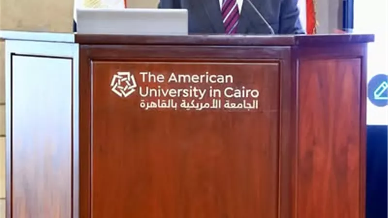 رئيس التنظيم والإدارة يستعرض التجربة المصرية في الإصلاح الإداري بالجامعة الأمريكية