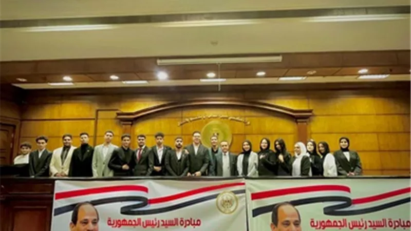 طلاب جامعة عين شمس يشاركون فى محاضرة 
