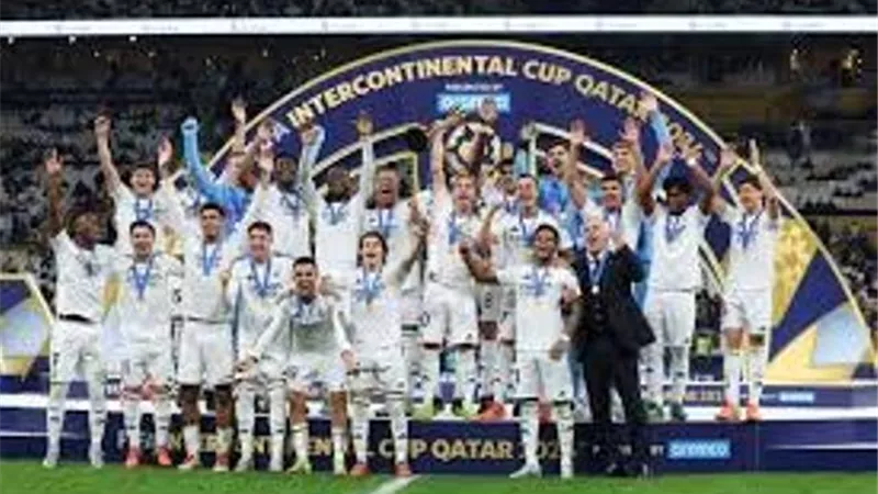 الريال يقدم كأس إنتركونتيننتال لجماهيره قبل مباراة إشبيلية