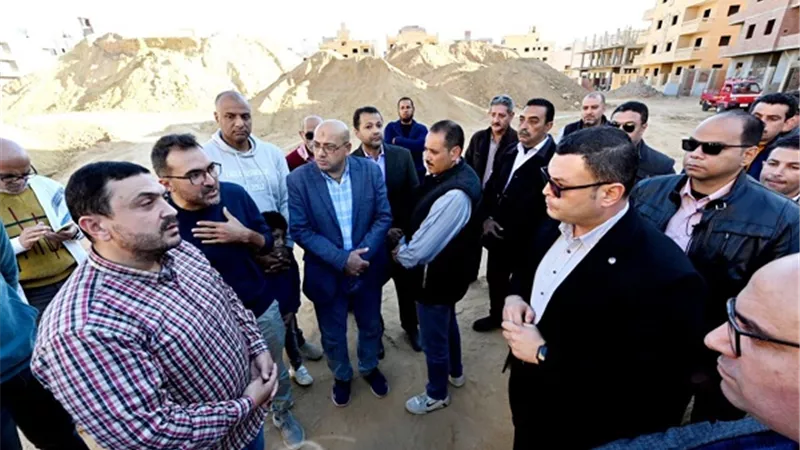 وزير الإسكان يختتم جولته بالمرور على بعض الطرق الرابطة بين أكتوبر