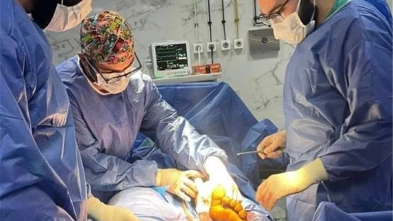 إنقاذ مريض من بتر ساقه بتدخل جراحى فى المستشفى المركزى بالشروق.. صور