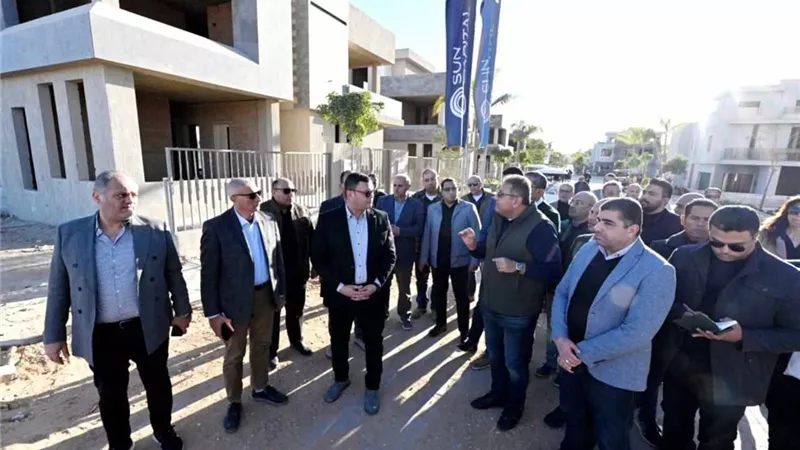 وزير الإسكان يتفقد مشروع التجمع العمراني