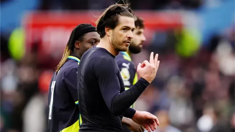 لاعب مانشستر سيتي يدخل في مشادة مع جماهير أستون فيلا