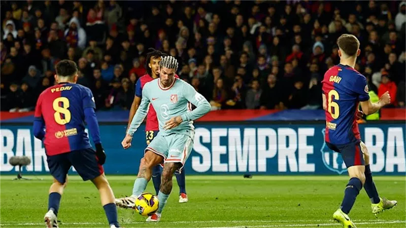 برشلونة يواصل نزيف النقاط ويخسر أمام أتلتيكو مدريد بالوقت القاتل