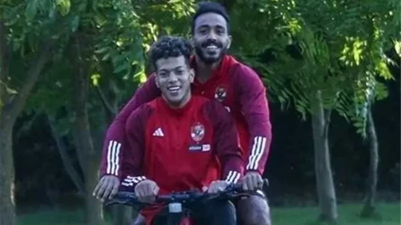 كهربا بيقرا الكف لإمام عاشور.. سيف زاهر يعرض مشاهد من مران الأهلي